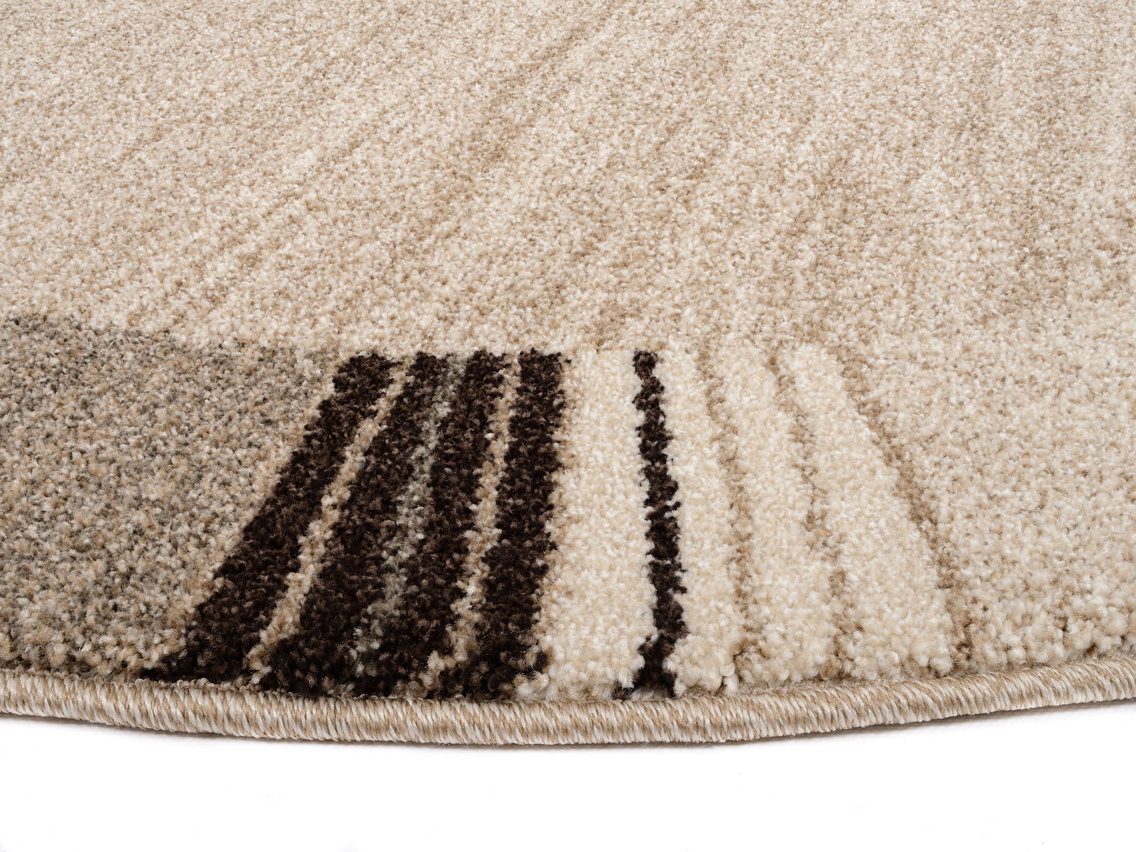 Nahaufnahme eines beige-braunen Frisé-Teppichs mit Streifenmuster, seitliche Perspektive