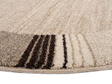 Nahaufnahme eines beige-braunen Frisé-Teppichs mit Streifenmuster, seitliche Perspektive