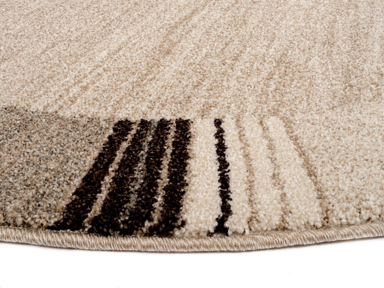 Nahaufnahme eines beige-braunen Frisé-Teppichs mit Streifenmuster, seitliche Perspektive