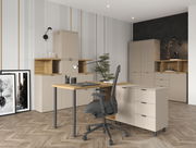 Moderne Büromöbelkombination mit Schreibtisch, Standelementen und Regalen in einem stilvollen Raum mit Holz- und Metallelementen, aus der Perspektive von vorne links betrachtet.