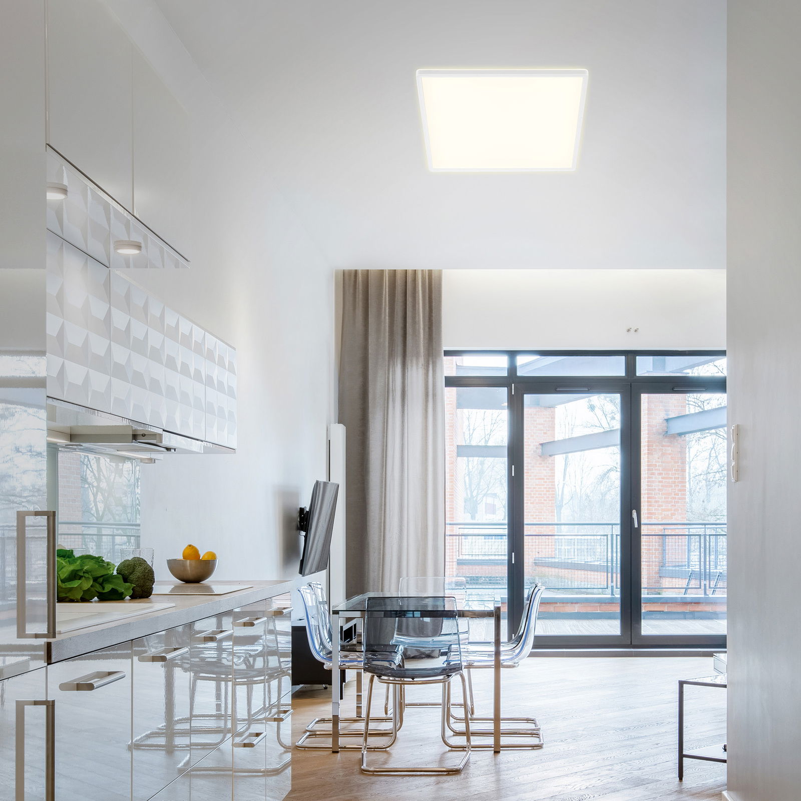 Moderne LED-Deckenleuchte in einem hellen, minimalistischen Raum, aus der Perspektive von unten betrachtet.