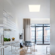 Moderne led-plafondlamp in een lichte, minimalistische ruimte, gezien vanuit een laag standpunt.