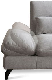 Graue Rundecke mit verstellbarer Armlehne und Kissen, seitliche Perspektive