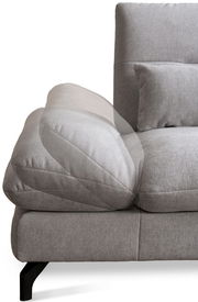 Graue Rundecke mit verstellbarer Armlehne und Kissen, seitliche Perspektive