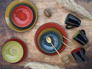Kombiservice 16-tlg in Vogelperspektive mit bunten Tellern und Tassen auf Holztisch