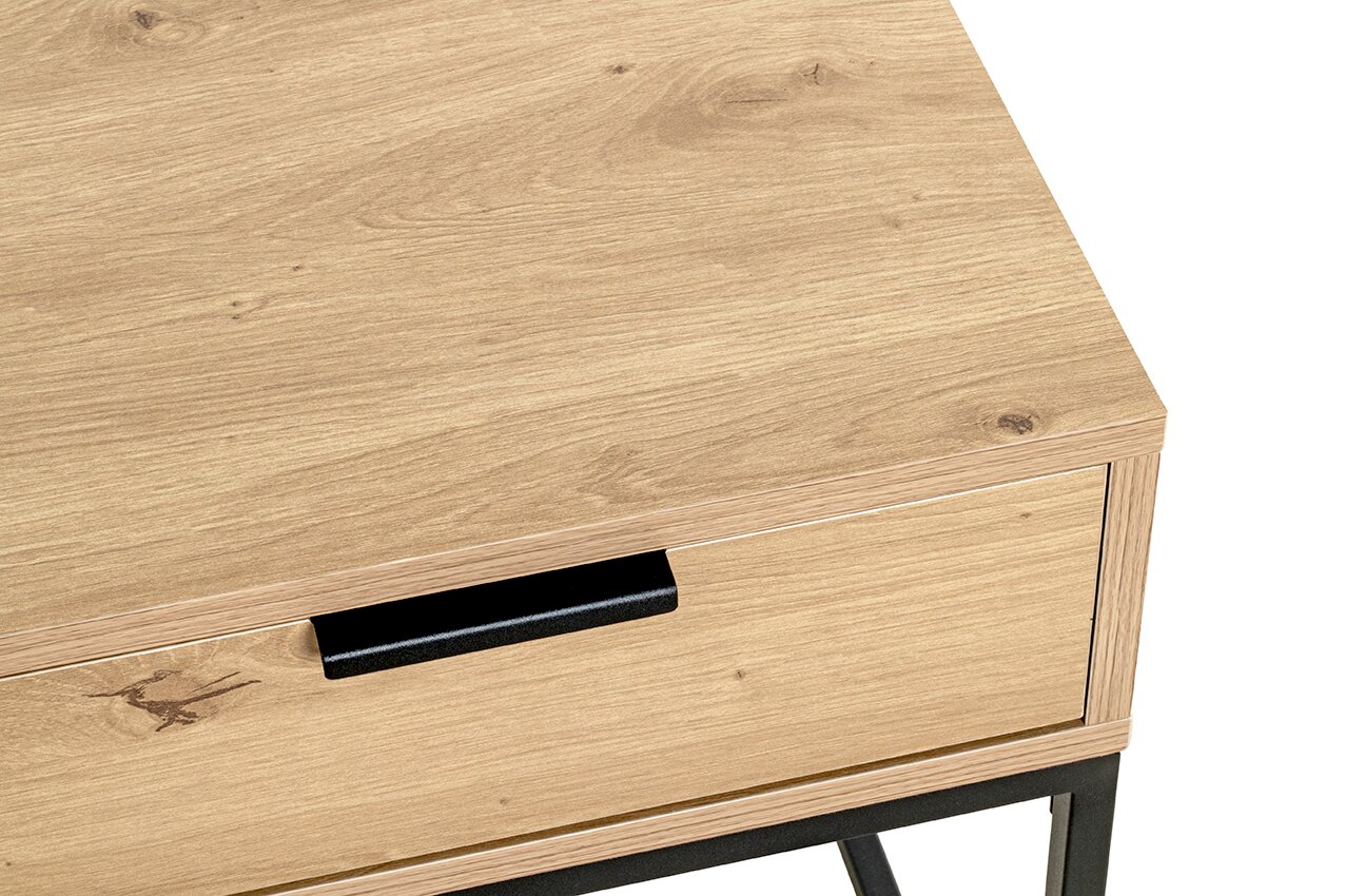 Detailansicht eines Nachttischs aus hellem Holz mit Schublade und schwarzem Griff sowie schwarzem Metallgestell, perspektivisch von oben schräg fotografiert