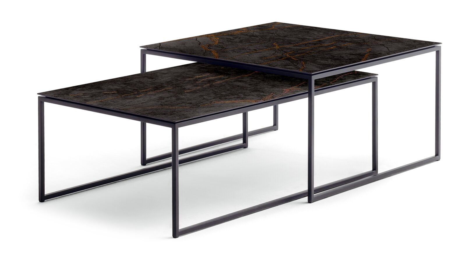 Twee moderne bijzettafels met een donkere marmerlook en slanke metalen frames, gezien vanaf de zijkant.
