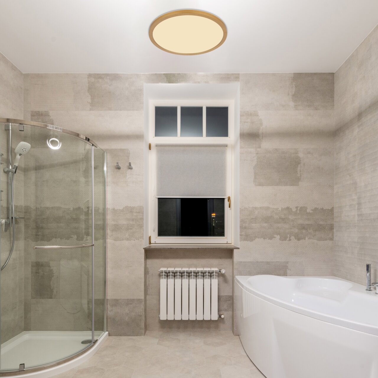 Moderne Deckenleuchte SAPANA in einem stilvollen Badezimmer, von unten betrachtet.