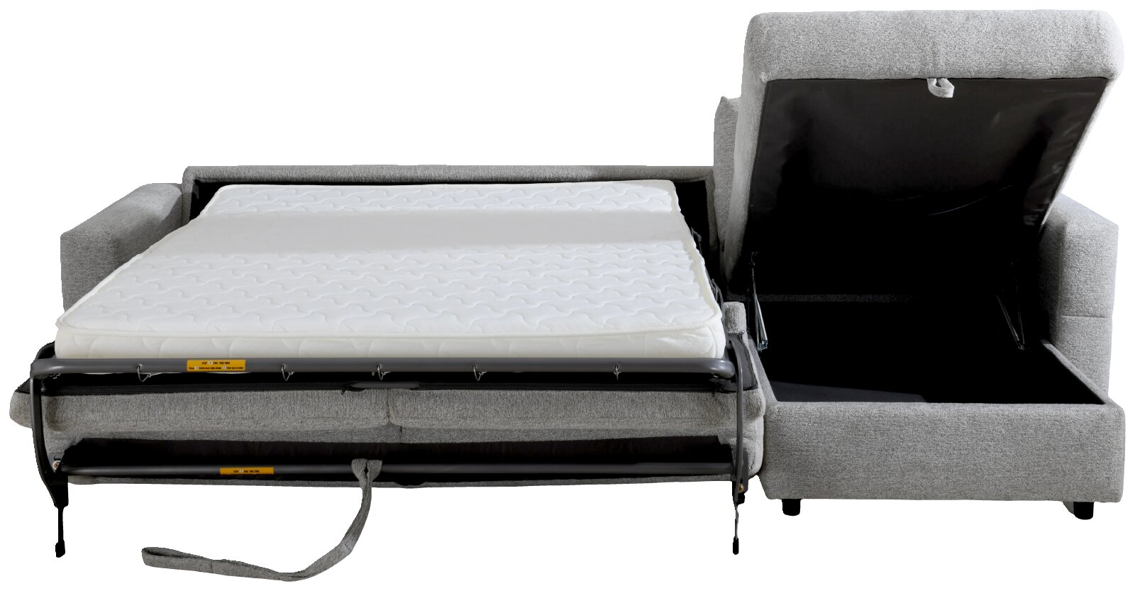 Graues Schlafsofa mit ausgeklapptem Bett und weißer Matratze sowie geöffnetem Stauraum unter der Chaiselongue, frontal aus leicht erhöhter Perspektive