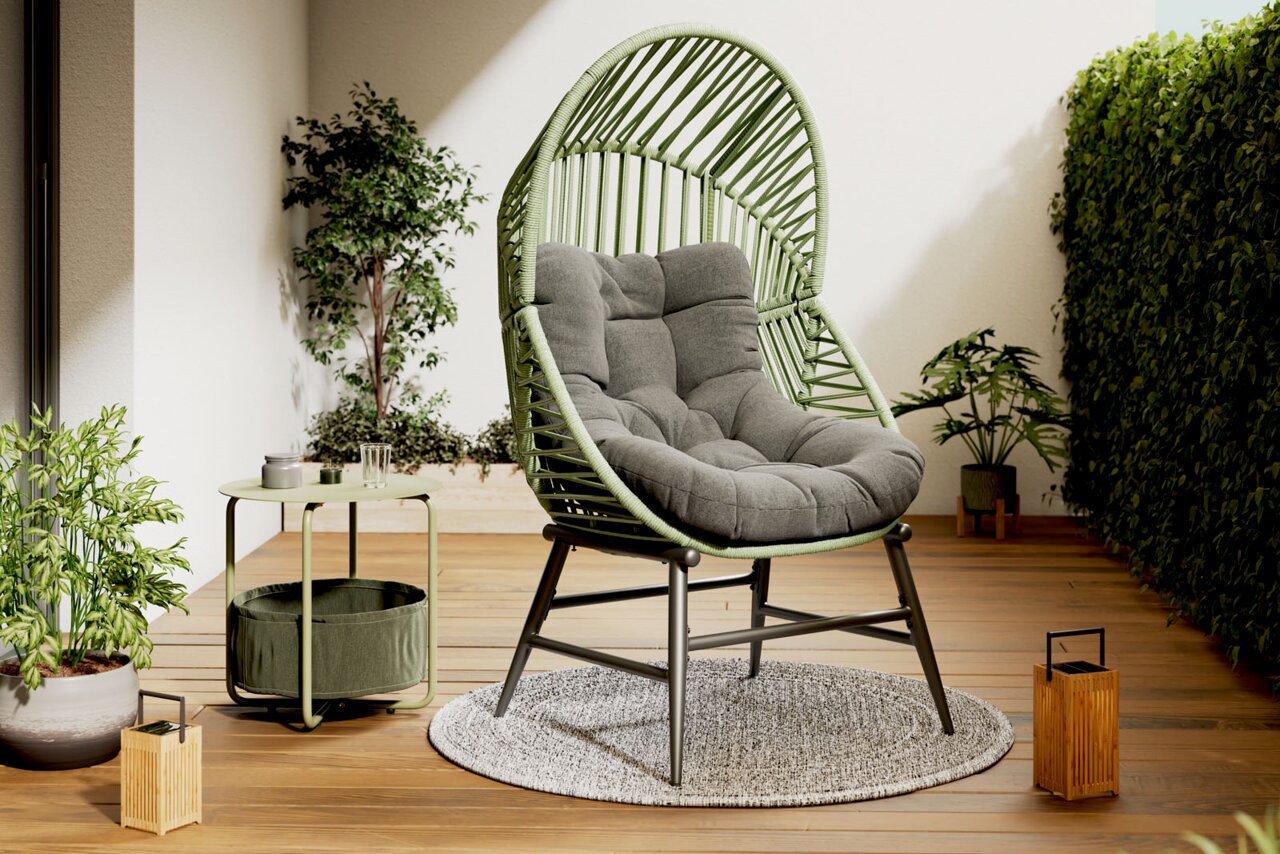 Ambia Garden Tuinstoel Moderne tuinstoel met een groen frame en grijze bekleding, omringd door planten, gefotografeerd vanuit een zijaanzicht.