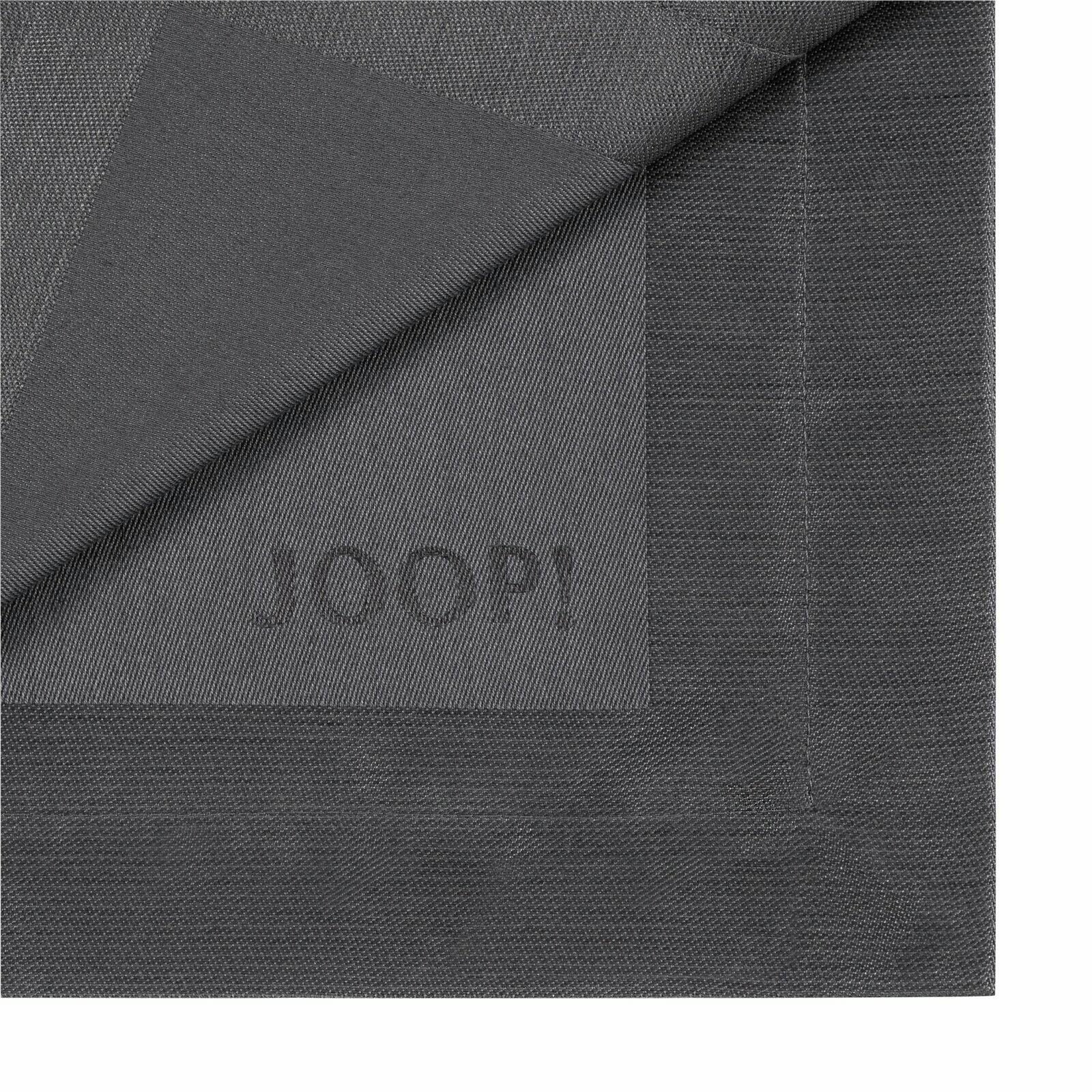 Graphitfarbene Serviette mit eingeprägtem 'JOOP!' Logo, Nahaufnahme der Ecke mit umgeschlagener Kante.