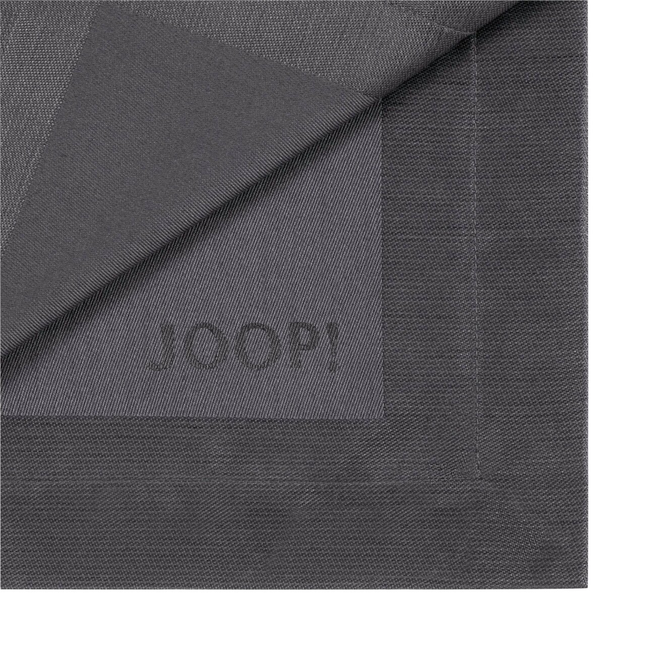 Graphitfarbene Serviette mit eingeprägtem 'JOOP!' Logo, Nahaufnahme der Ecke mit umgeschlagener Kante.