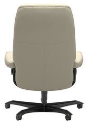 Rückansicht eines beigen Chefsessels mit schwarzem Fußkreuz und Rollen