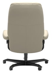 Achterkant van een beige directiestoel met een zwart voetkruis en wieltjes