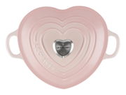 Herzförmiger Bräter in zartem Pink mit zwei Griffen und einem silbernen Knauf, von oben betrachtet.