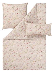 Bettwäsche-Set mit floralem Muster in Pastellfarben, bestehend aus einem Deckenbezug und zwei Kissenbezügen, aus der Vogelperspektive fotografiert.