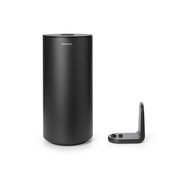 Schwarzer Toilettenrollenspender aus Metall, frontal abgebildet mit Wandhalterung.