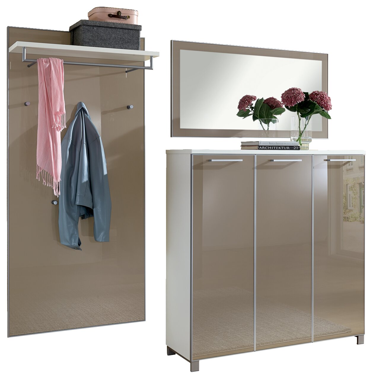 Garderoben-Set 3-tlg. in moderner Perspektive, bestehend aus einem Spiegel, einem Schrank mit drei Türen und einer Wandgarderobe mit Haken und Ablage.