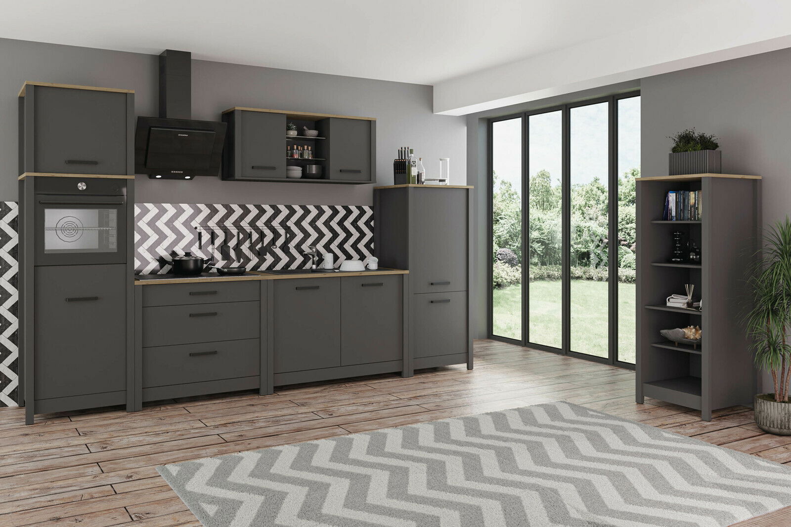 Moderne Küche mit grauen Schränken und Holzarbeitsplatten, Blick auf Kühlschrank-Umbau und Vorratsschrank von vorne.