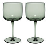Zwei elegante Weinkelche aus grünlichem Glas, frontal abgebildet.