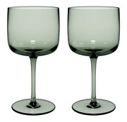 Zwei elegante Weinkelche aus grünlichem Glas, frontal abgebildet.
