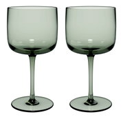 Twee elegante wijnglazen van groenachtig glas, van voren afgebeeld.