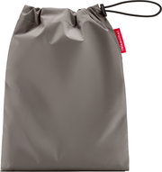 Grauer Kordelzugbeutel von reisenthel mit schwarzer Zugkordel und rotem Logo-Label, Frontansicht leicht von oben vor weißem Hintergrund