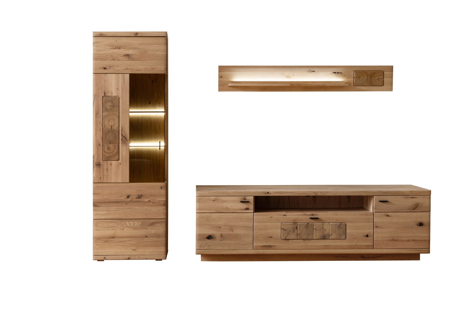 Linea Natura Wandkombination PHÖNIX Frontale Ansicht einer modernen Wandkombination aus Holz mit einem hohen Schrank, einem niedrigen TV-Schrank und einem Wandregal, alle in natürlicher Holzoptik.