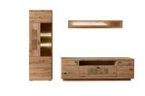 Frontale Ansicht einer modernen Wandkombination aus Holz mit einem hohen Schrank, einem niedrigen TV-Schrank und einem Wandregal, alle in natürlicher Holzoptik.