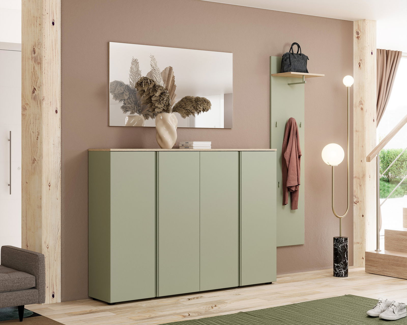 Moderner XXL-Schuhschrank in einem Flur, aus einer frontalen Perspektive fotografiert. Der Schrank hat eine grüne Farbe und steht neben einer Garderobe mit Spiegel und einer Stehlampe.