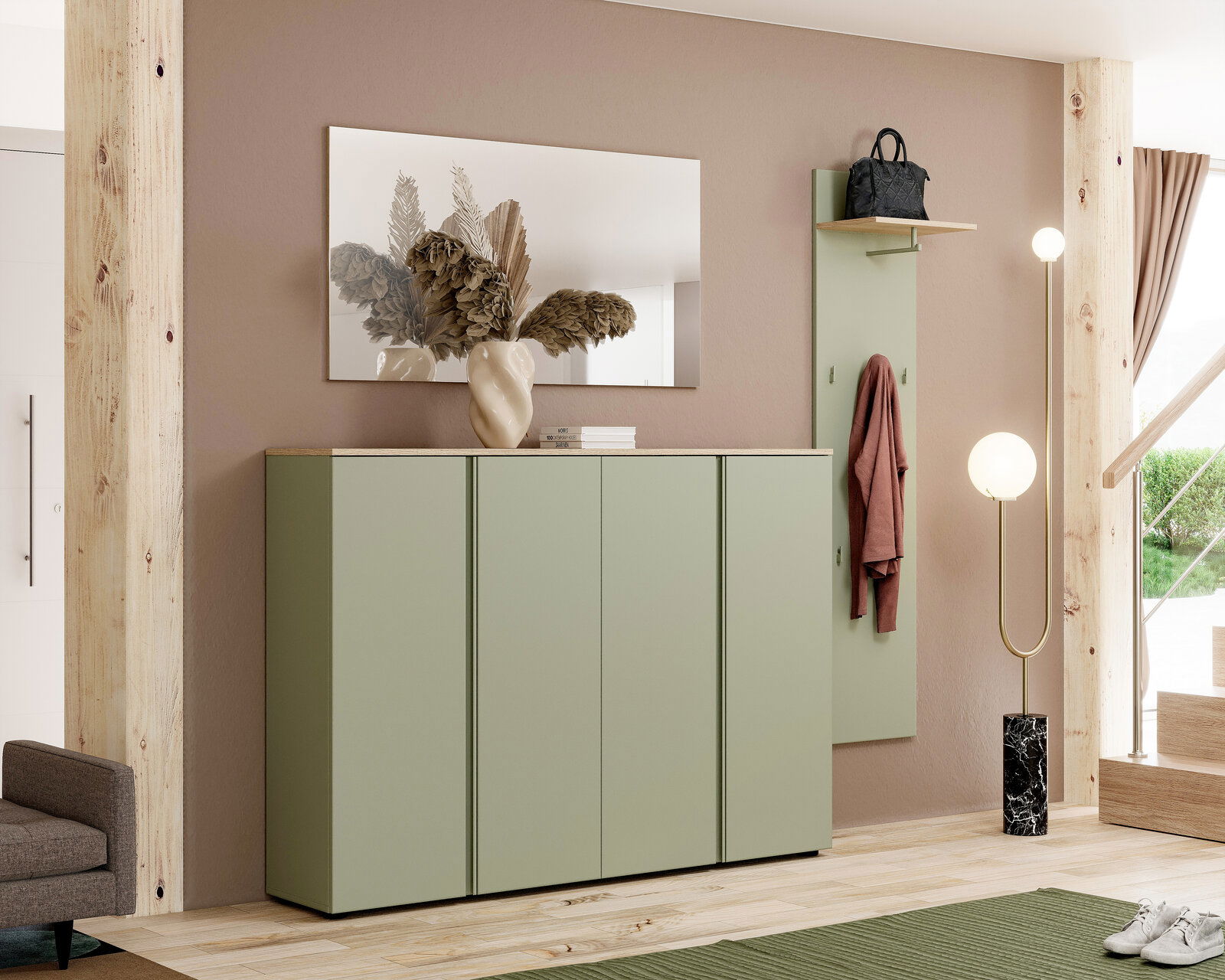 Voleo XXL-Schuhschrank Moderner XXL-Schuhschrank in einem Flur, aus einer frontalen Perspektive fotografiert. Der Schrank hat eine grüne Farbe und steht neben einer Garderobe mit Spiegel und einer Stehlampe.