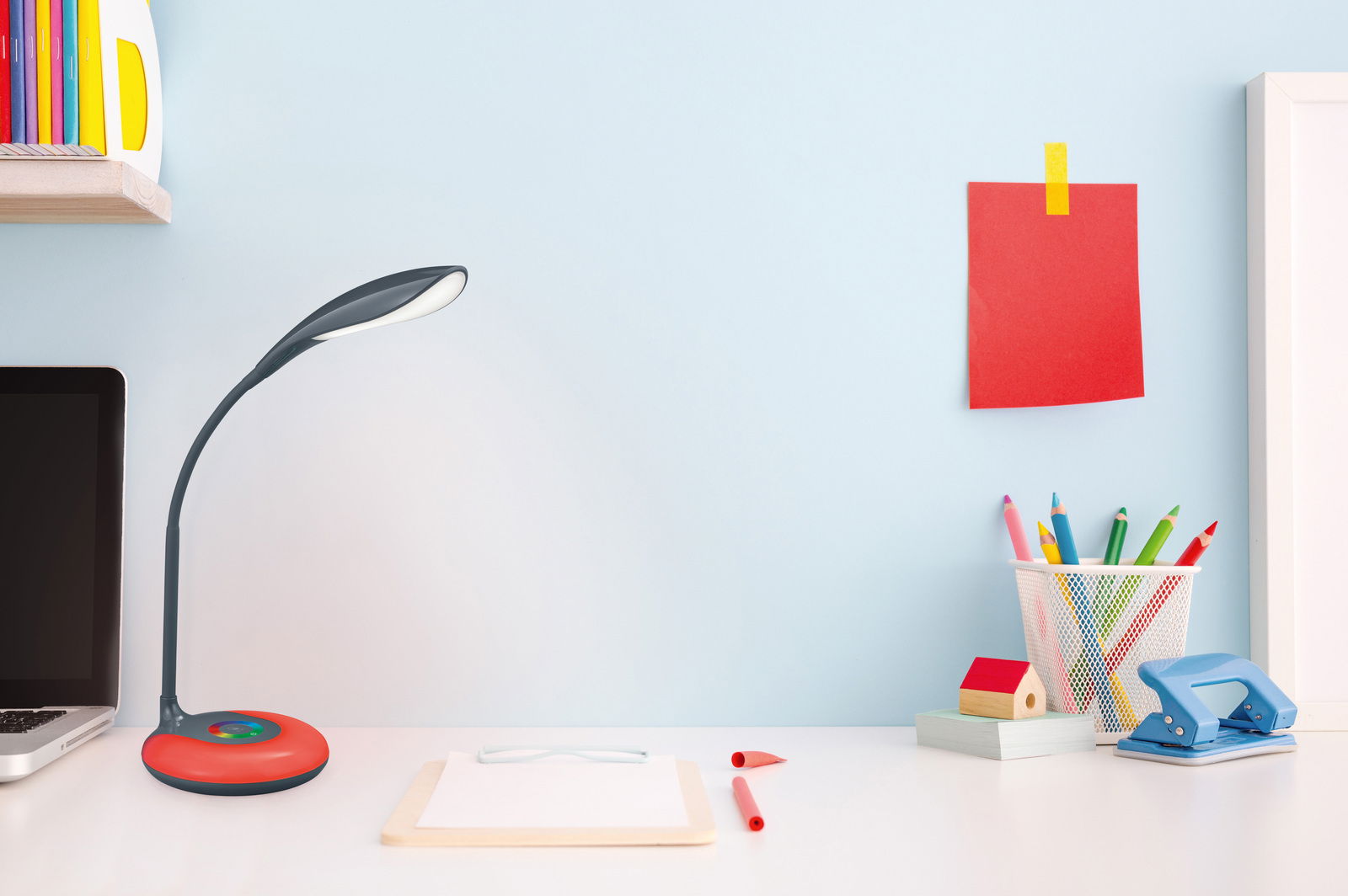 Moderne Tischleuchte Krait in Anthrazit auf einem Schreibtisch, seitliche Perspektive