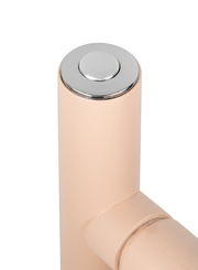 Nahaufnahme eines runden, metallischen Knopfes auf einer Akku-Stehleuchte, seitliche Perspektive