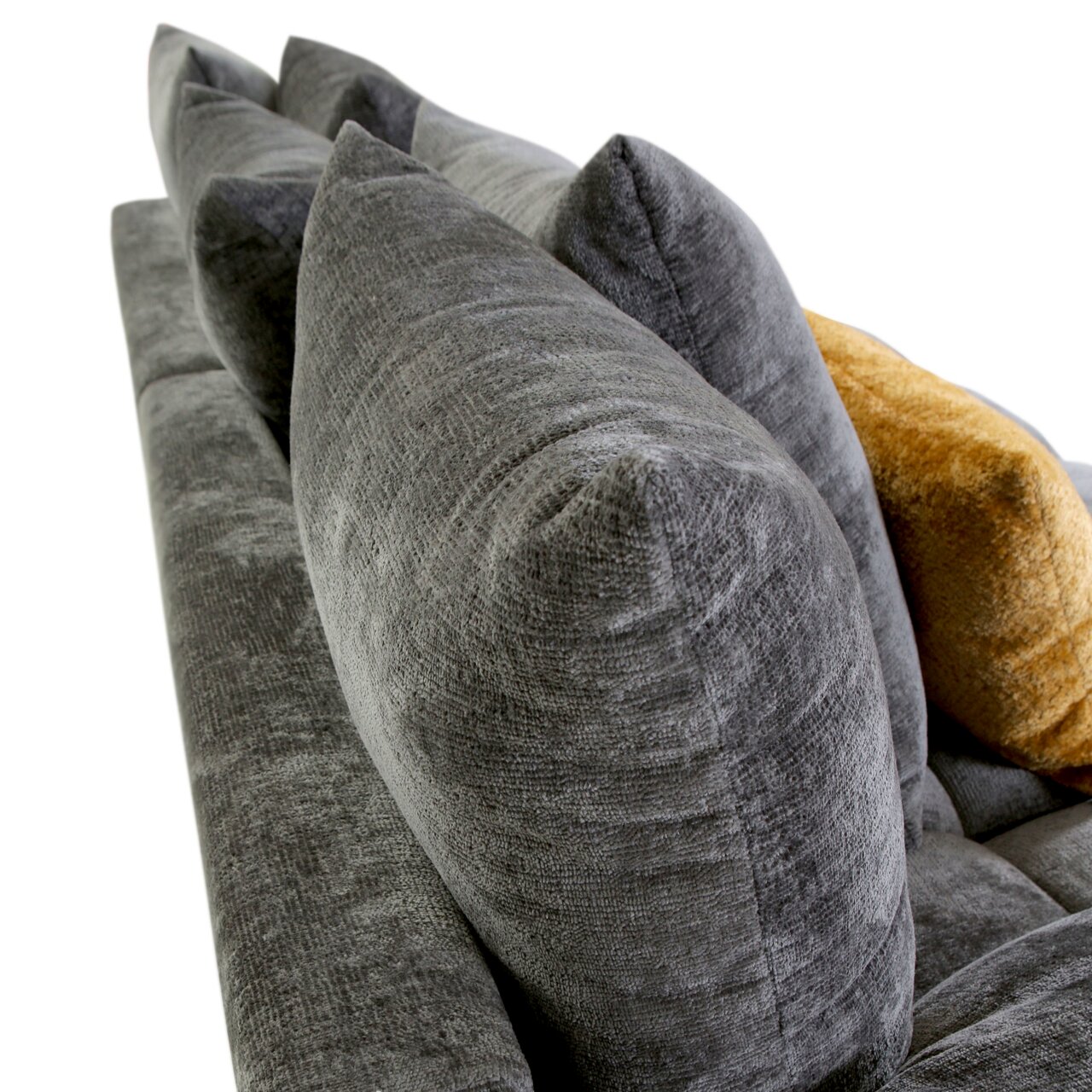 Nahaufnahme eines grauen Megasofas mit mehreren großen Kissen, seitliche Perspektive