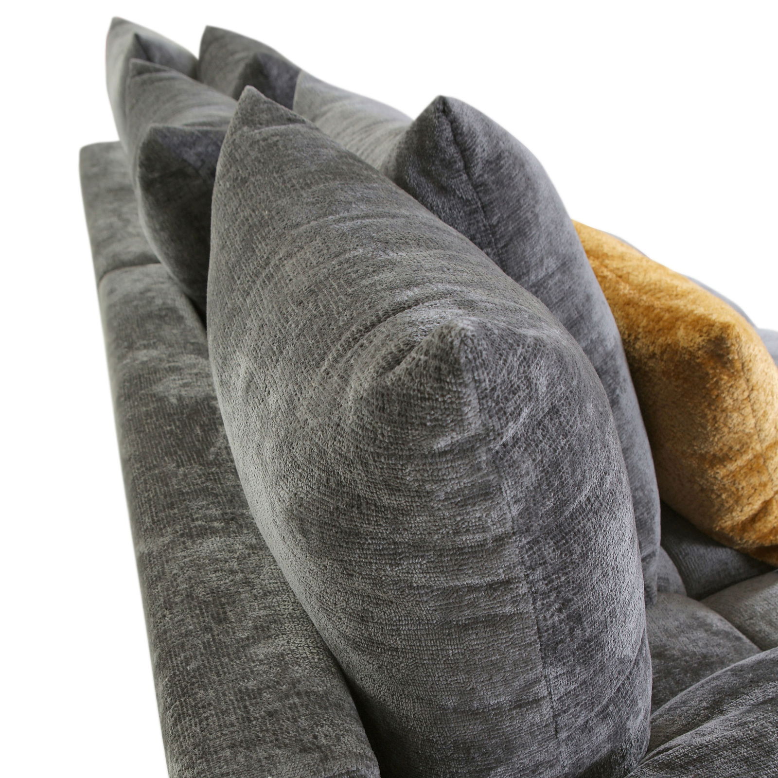 Nahaufnahme eines grauen Megasofas mit mehreren großen Kissen, seitliche Perspektive