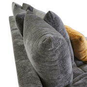 Nahaufnahme eines grauen Megasofas mit mehreren großen Kissen, seitliche Perspektive