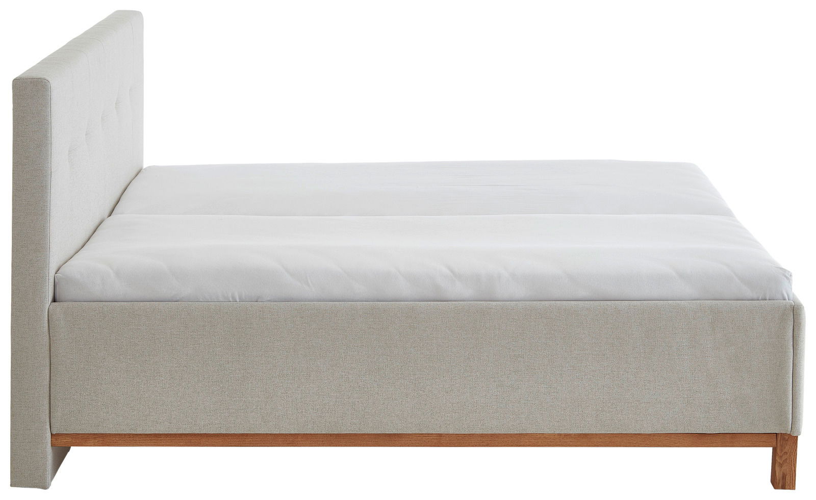 Seitliche Ansicht eines modernen Polsterbetts mit hellem Stoffbezug und Holzfuß.