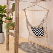 Hängestuhl aus Polyester-Baumwoll-Mischung in einem gemütlichen Raum mit Pflanzen und Lichterkette, seitliche Perspektive