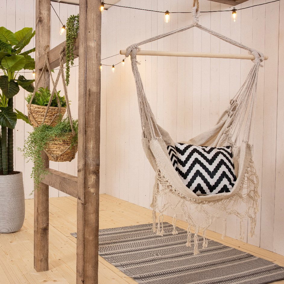 Decoris Outdoor Hängestuhl Hängestuhl aus Polyester-Baumwoll-Mischung in einem gemütlichen Raum mit Pflanzen und Lichterkette, seitliche Perspektive