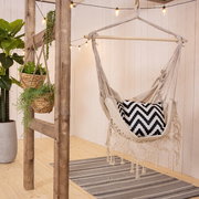 Hängestuhl aus Polyester-Baumwoll-Mischung in einem gemütlichen Raum mit Pflanzen und Lichterkette, seitliche Perspektive