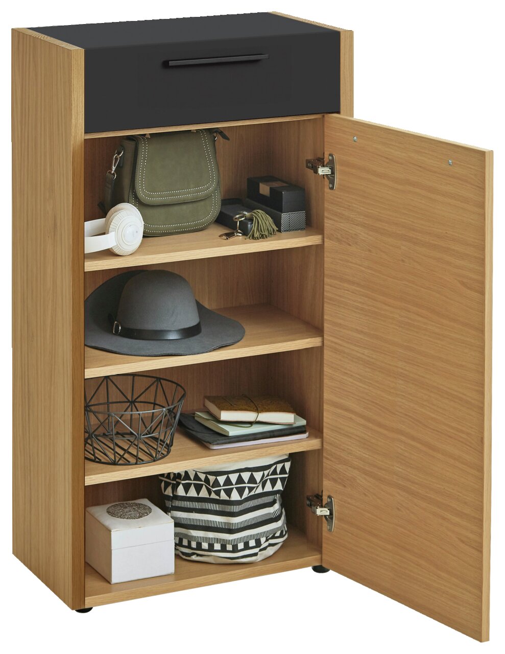 Kommode der Serie VOSS LEVIO mit Anschlag rechts, aus Holz mit schwarzer Schublade, offene Tür zeigt Regale mit Accessoires, Perspektive von vorne.