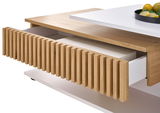 Moderner Couchtisch mit Holzlamellen-Design und offener Schublade, seitliche Perspektive