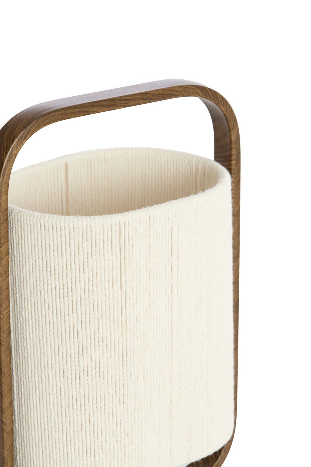Detailopname vanuit een licht verhoogd schuin vooraanzicht van een crèmekleurige cilindervormige lampenkap met fijne koordstructuur in een afgerond donkerhouten frame