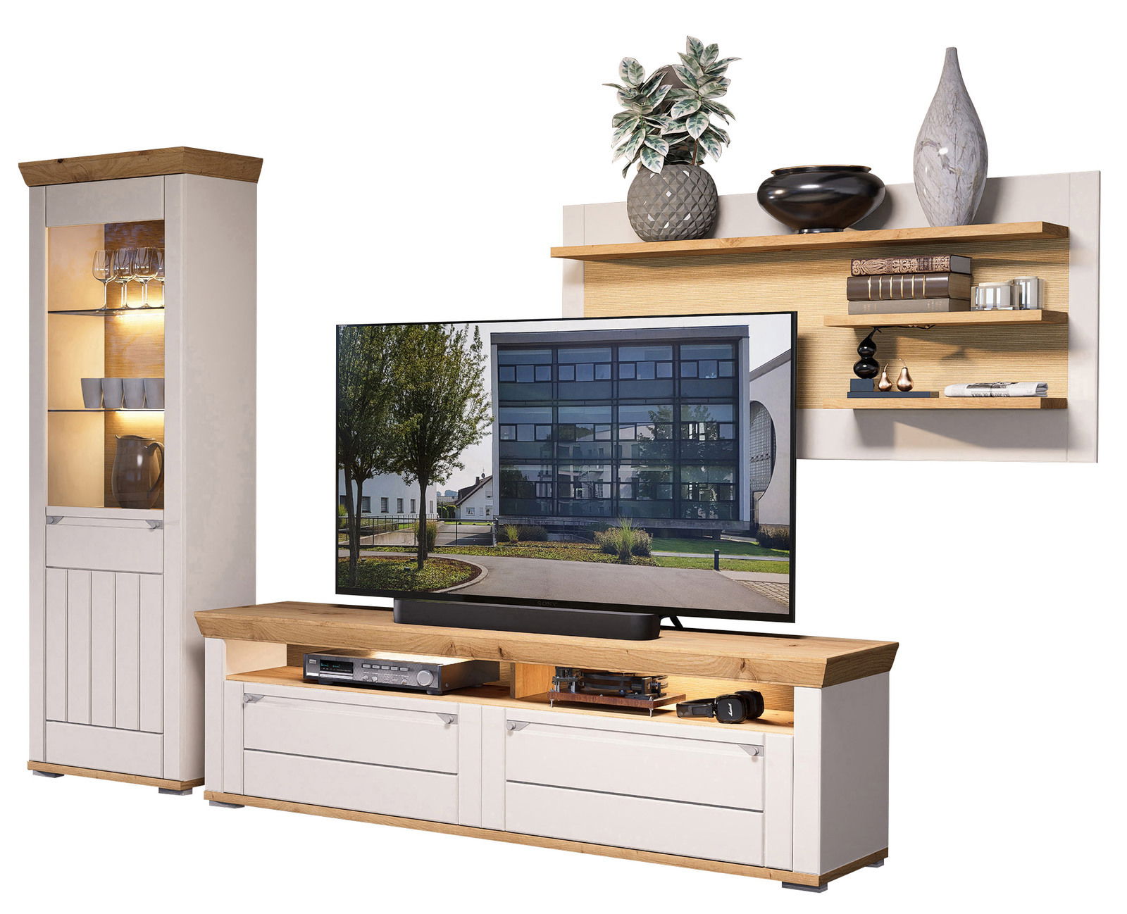 Moderne Wandkombination in hellem Holz und Weiß, bestehend aus einem hohen Vitrinenschrank, einem TV-Board und einem Wandregal mit Dekoration, frontal betrachtet.