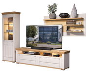 Moderne Wandkombination in hellem Holz und Weiß, bestehend aus einem hohen Vitrinenschrank, einem TV-Board und einem Wandregal mit Dekoration, frontal betrachtet.