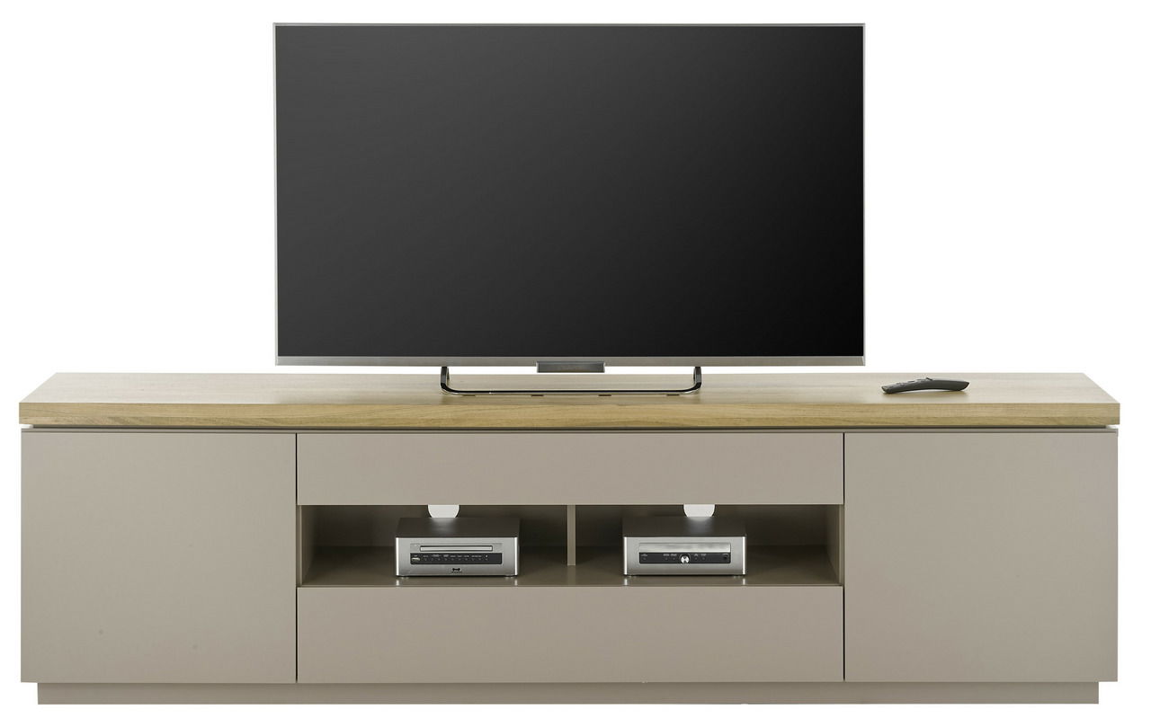Frontale Ansicht eines XL-TV-Lowboards mit Holzoberfläche, zwei offenen Fächern und einem großen Flachbildfernseher darauf.