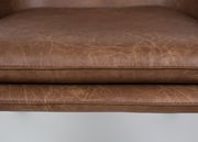 Nahaufnahme eines braunen Ledersesselsitzes von vorne