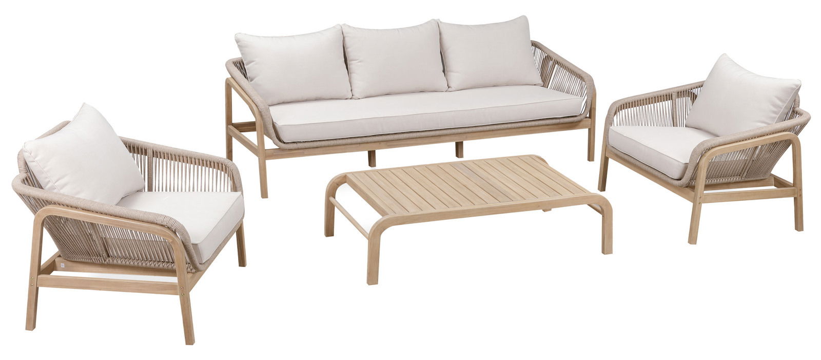 Loungegarnitur-Set aus hellem Holz mit beigen Kissen, bestehend aus einem Sofa, zwei Sesseln und einem niedrigen Tisch, aus der Vorderansicht fotografiert.