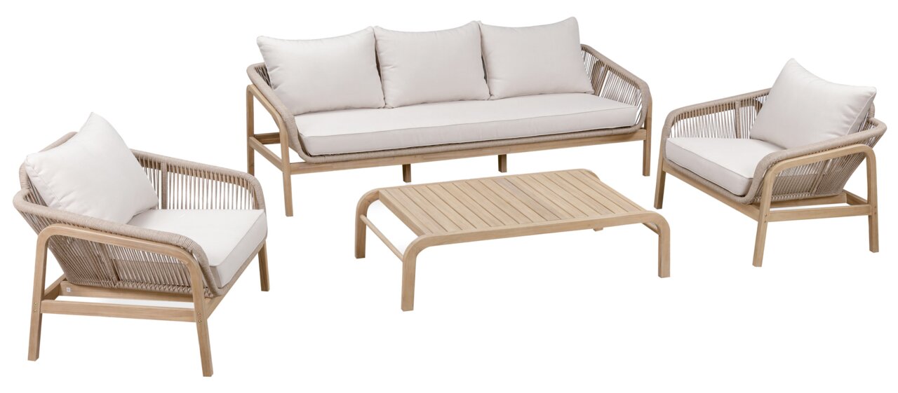 Amatio Loungegarnitur-Set CAMEO Loungegarnitur-Set aus hellem Holz mit beigen Kissen, bestehend aus einem Sofa, zwei Sesseln und einem niedrigen Tisch, aus der Vorderansicht fotografiert.