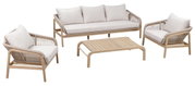 Loungeset van licht hout met beige kussens, bestaande uit een bank, twee fauteuils en een lage tafel, gefotografeerd vanuit het vooraanzicht.